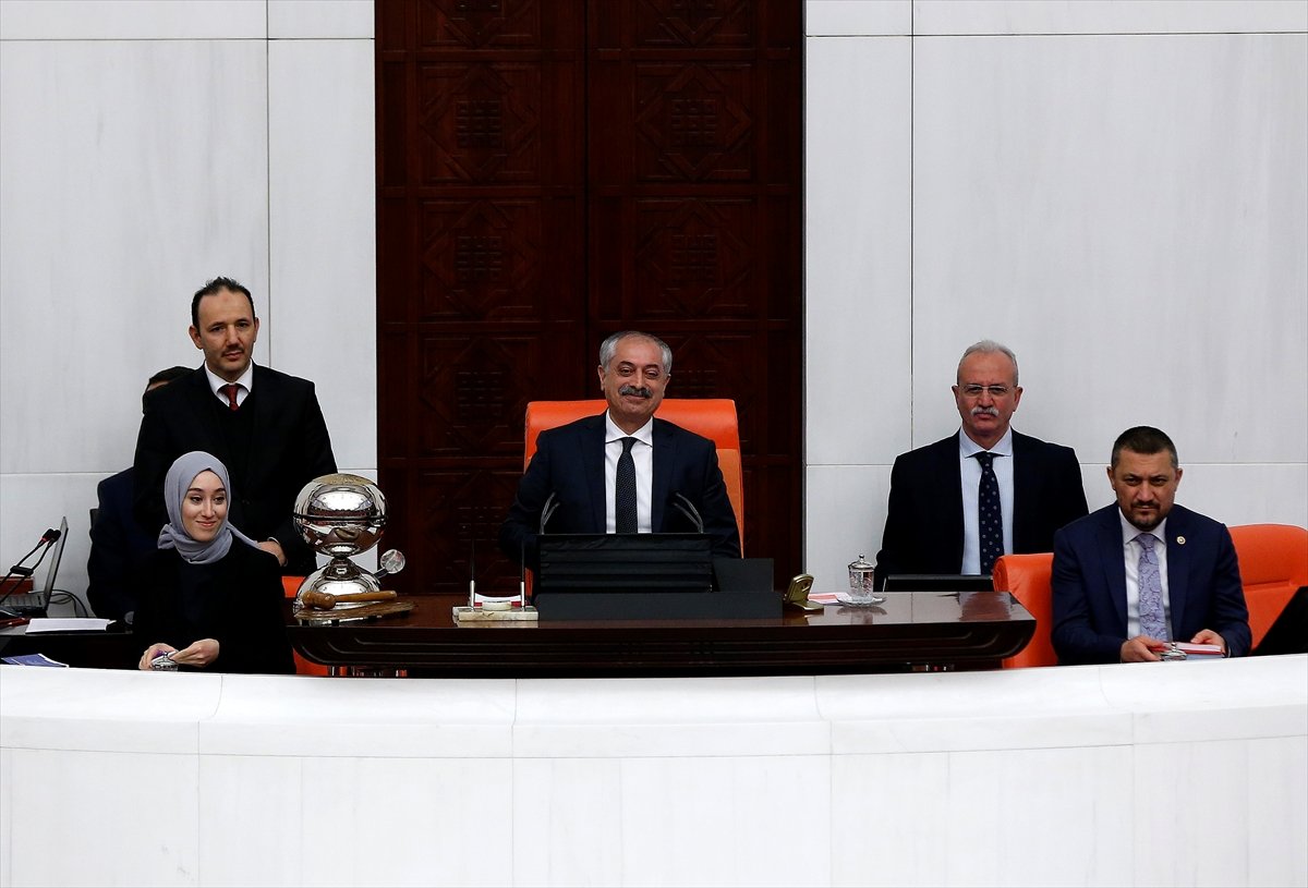 a TBMM'de milletvekillerinin koronavirüs önlemi