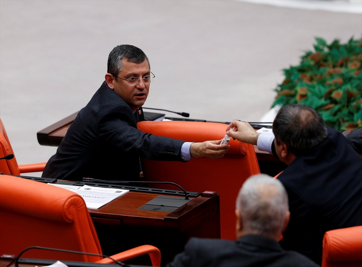 a TBMM'de milletvekillerinin koronavirüs önlemi