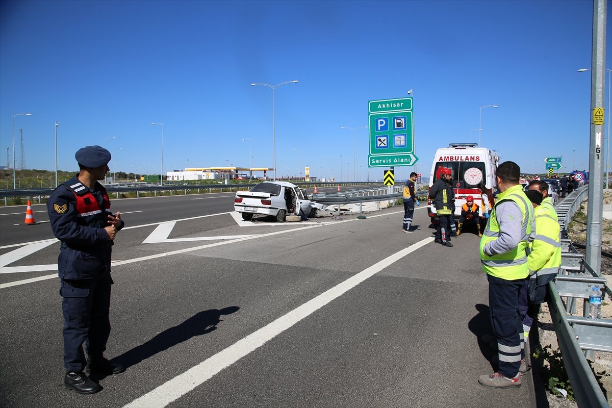Manisa'da otomobil bariyerlere çarptı: 3 ölü