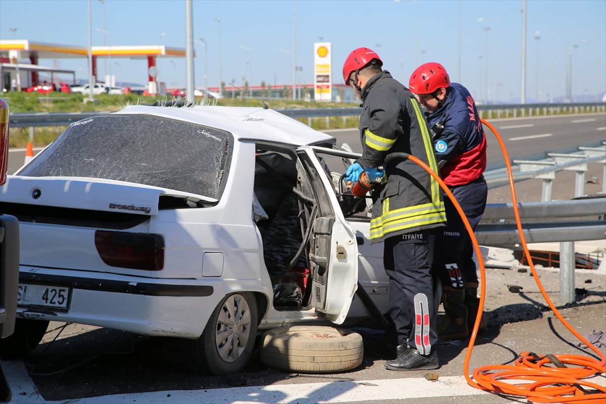 Manisa'da otomobil bariyerlere çarptı: 3 ölü