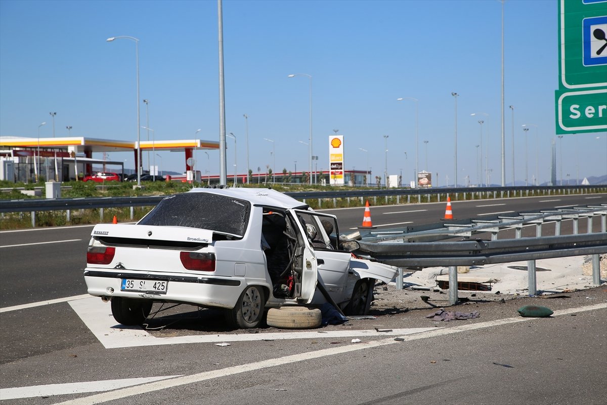 Manisa'da otomobil bariyerlere çarptı: 3 ölü