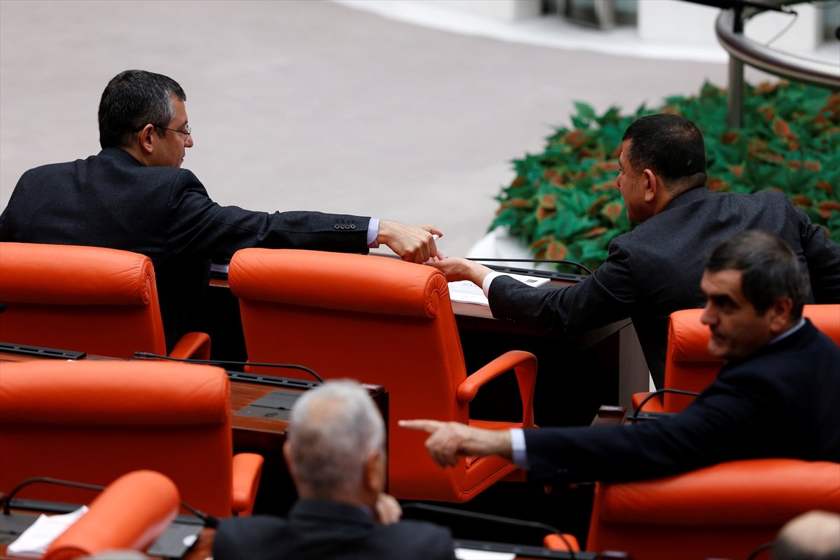 a TBMM'de milletvekillerinin koronavirüs önlemi