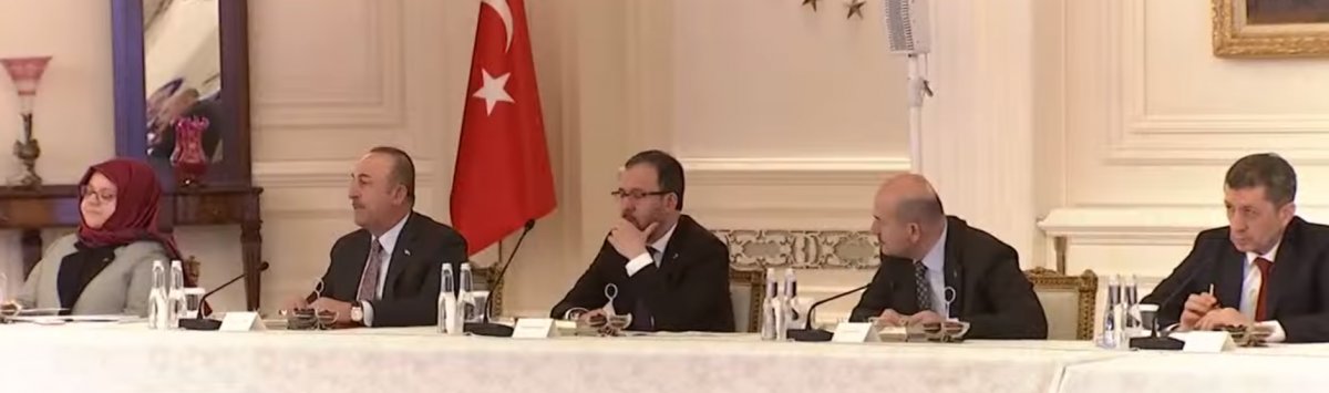 Korona toplantısında mesafeler korundu