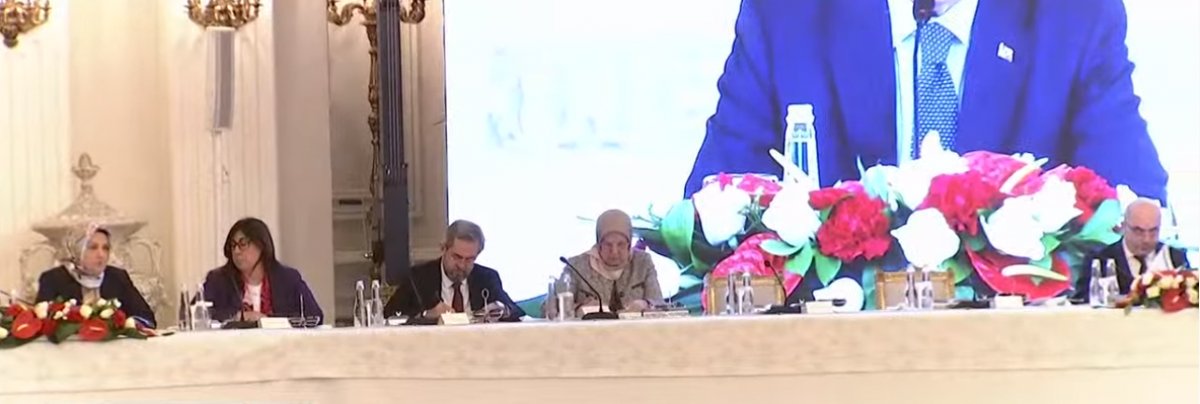 Korona toplantısında mesafeler korundu