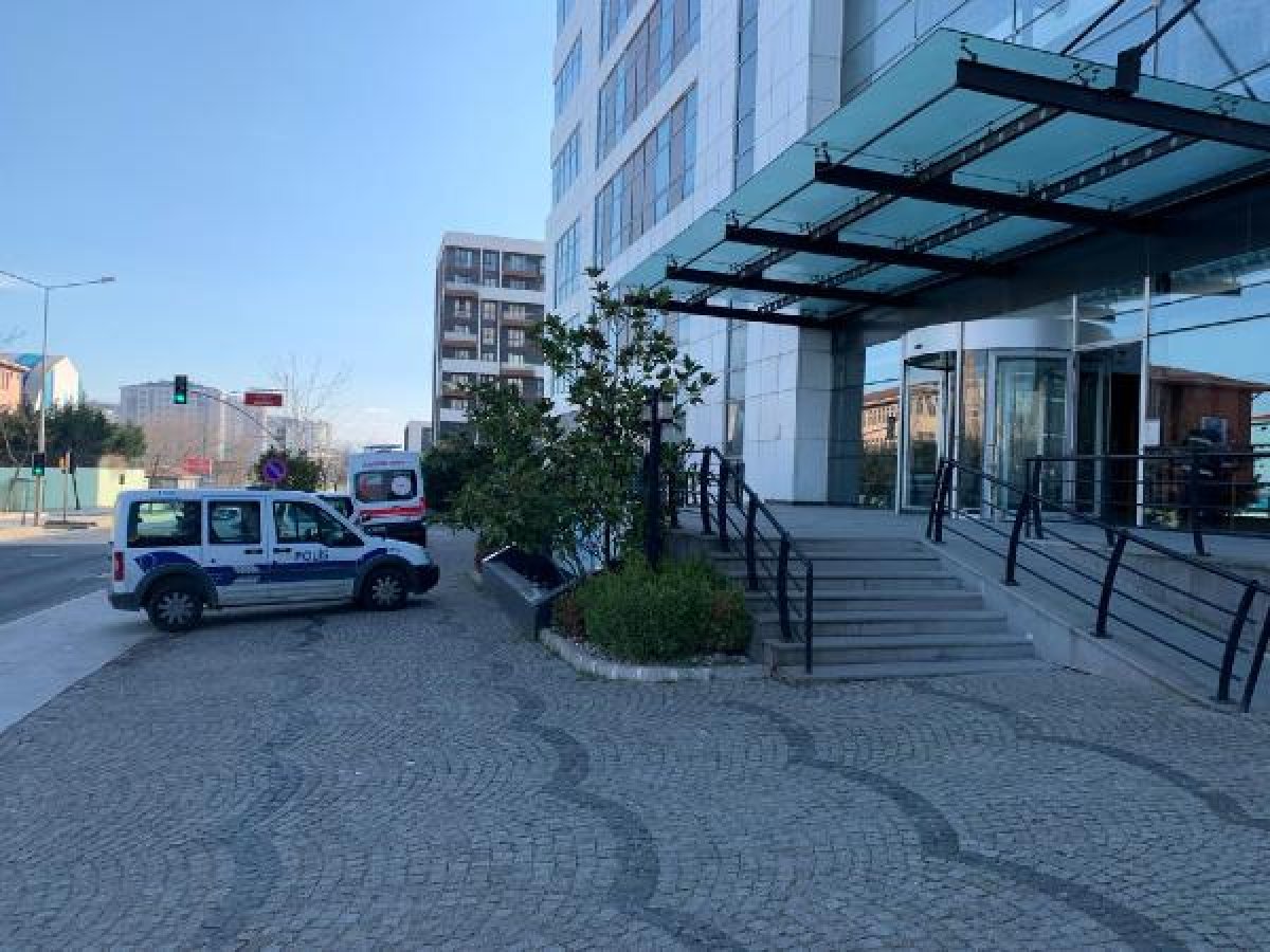 d Asansör boşluğundan küpe çıkarmak isterken öldü