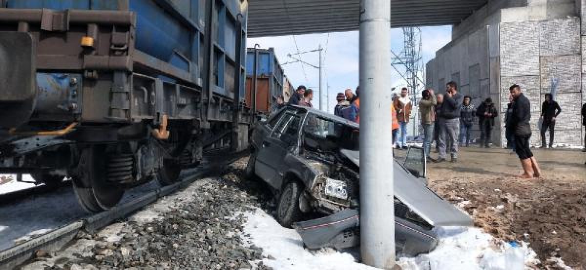 d Kayseri'de yük treni otomobile çarptı: 2 ağır yaralı