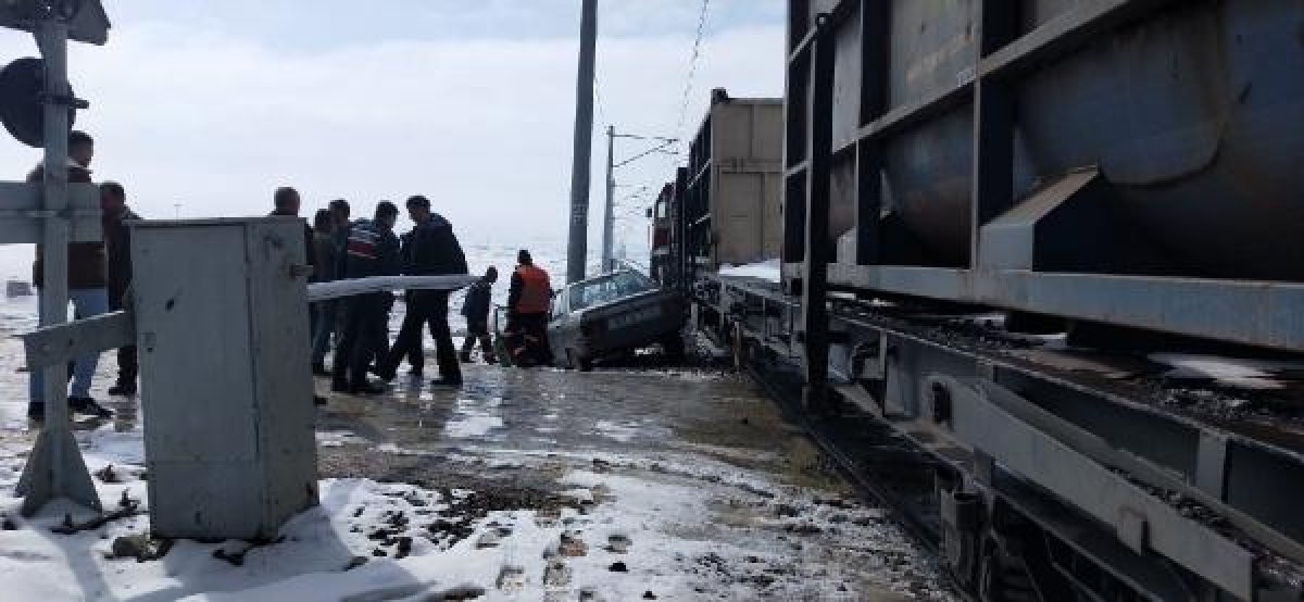 d Kayseri'de yük treni otomobile çarptı: 2 ağır yaralı