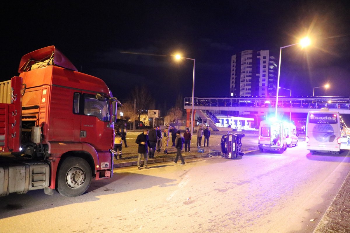 Sivas'ta tıra çarpan otomobil yan yattı: 5 yaralı