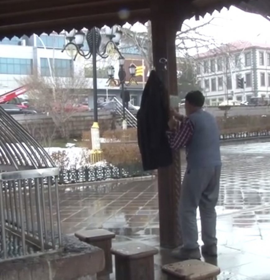 Camiler boş kaldı, cemaat girebilme umuduyla bekledi