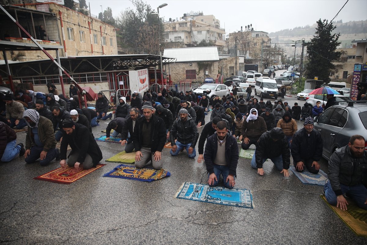 İsrail polisinden Filistinlilerin Mescid-i Aksa'ya ulaşımına engel