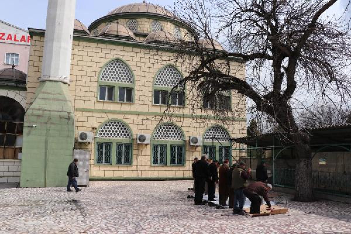 Karabük'te caminin avlusunda saf tutup namaz kıldılar