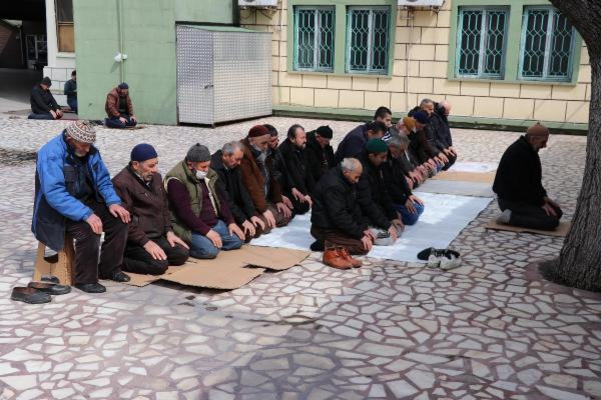 Karabük'te caminin avlusunda saf tutup namaz kıldılar