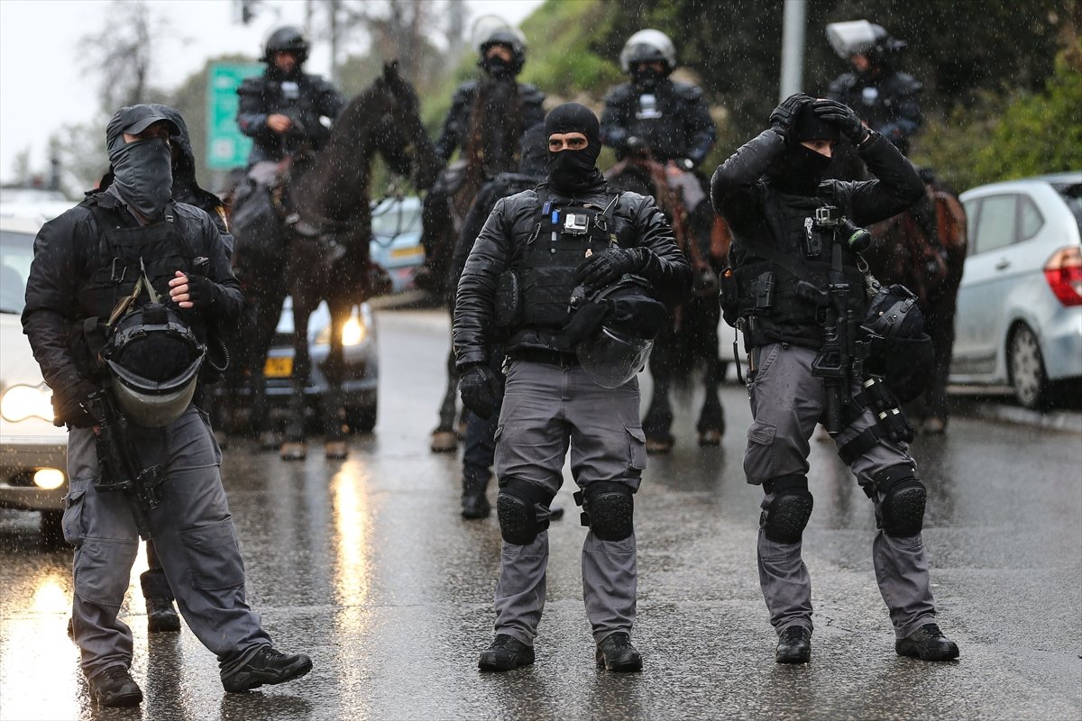 İsrail polisinden Filistinlilerin Mescid-i Aksa'ya ulaşımına engel