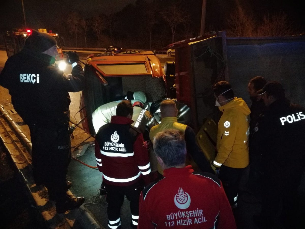 İstanbul'da otomobil, kamyonete arkadan çarptı: 2 yaralı
