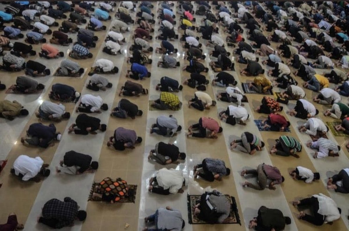 Endonezya’da cuma namazına korona tedbiri
