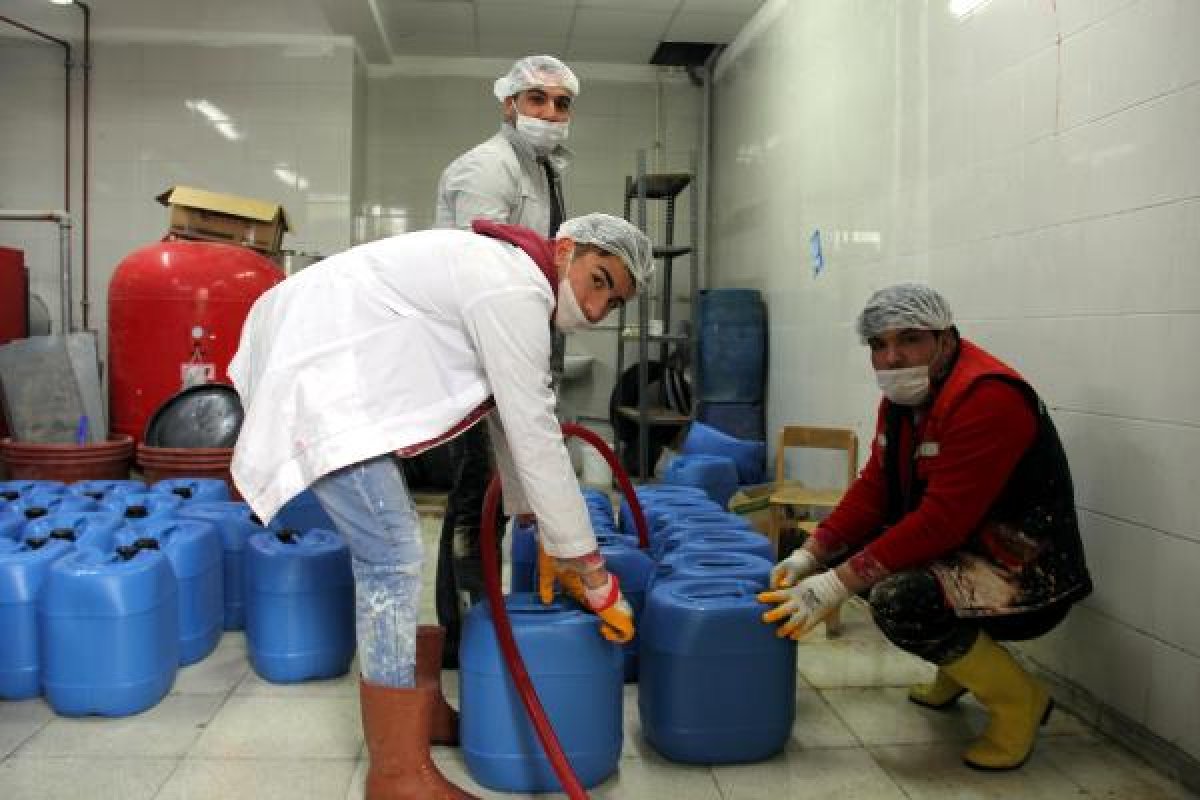 d Kayseri'de öğrenciler dezenfektan üretimini artırdı