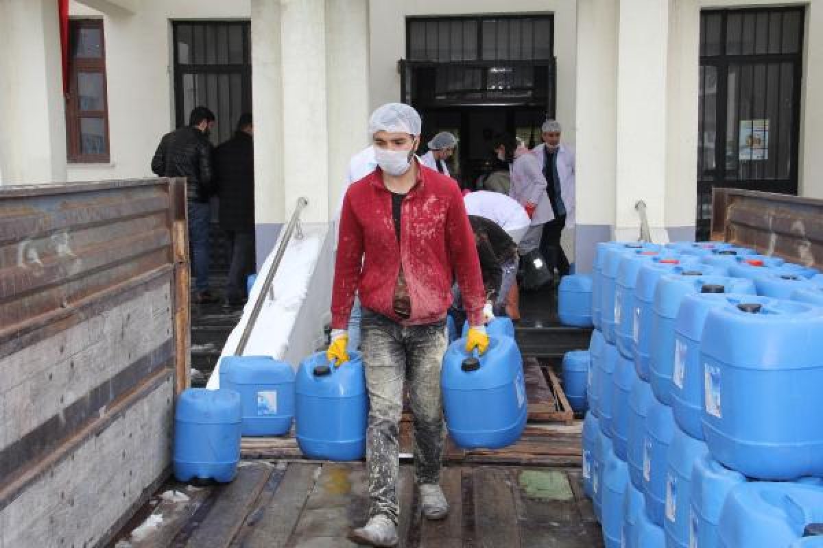 d Kayseri'de öğrenciler dezenfektan üretimini artırdı