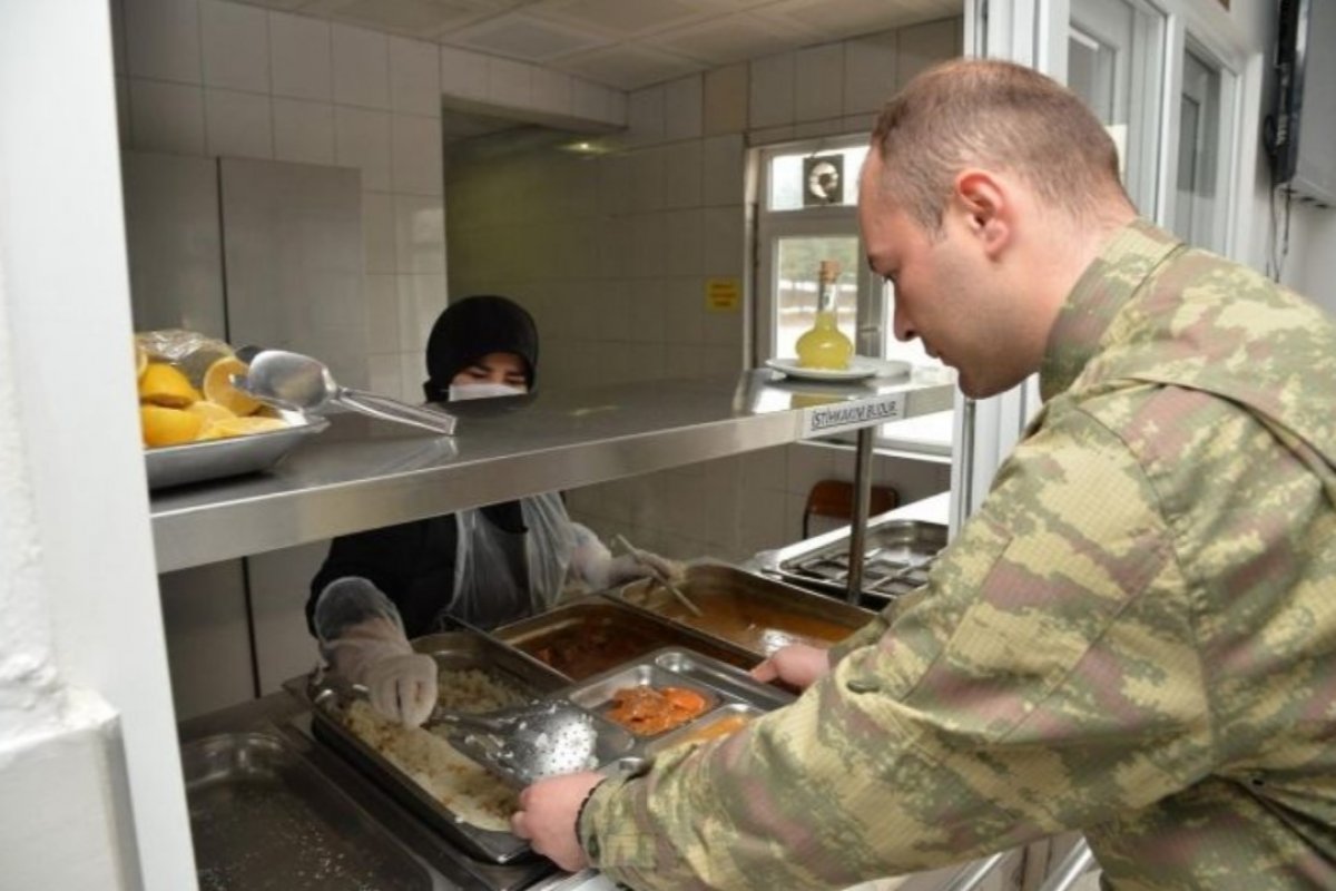Askerler aralıklı düzende oturup, virüsten korunuyor
