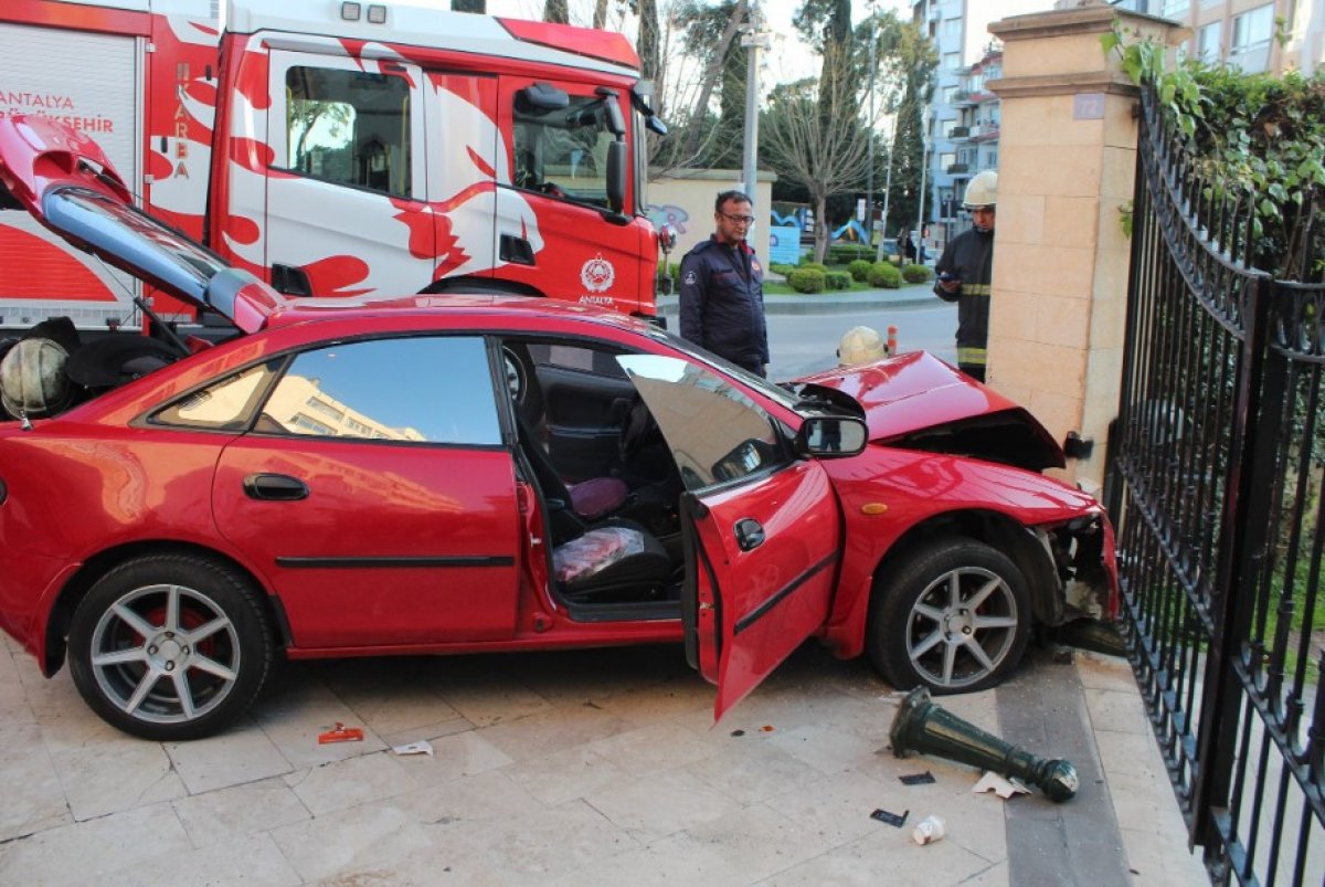 i Valilik duvarına çarpan kadın gözyaşlarına boğuldu
