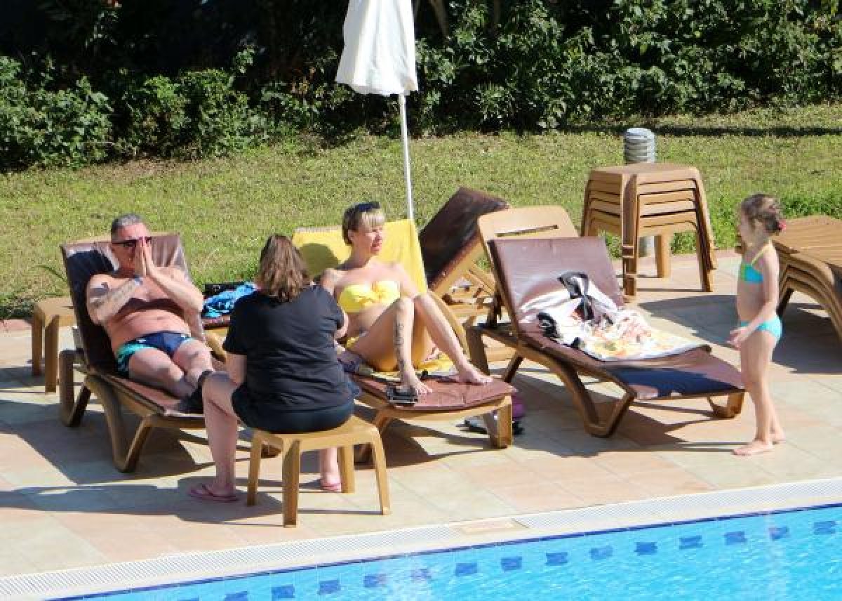 d Türkiye'de turistler ülkelerine dönmek istemiyor