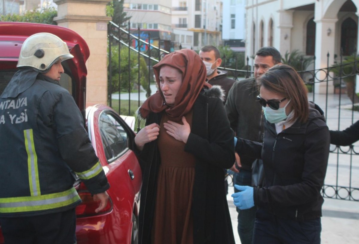 i Valilik duvarına çarpan kadın gözyaşlarına boğuldu