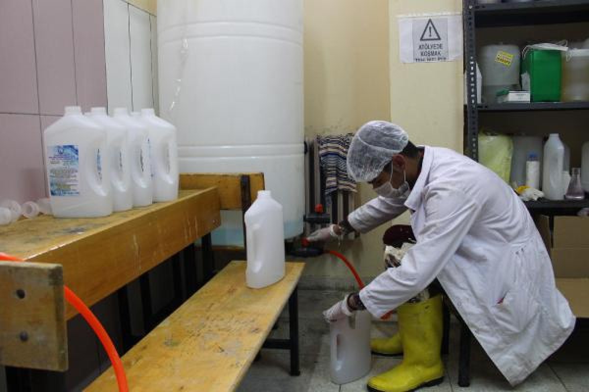 d Kayseri'de öğrenciler dezenfektan üretimini artırdı