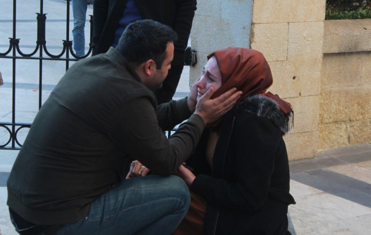 i Valilik duvarına çarpan kadın gözyaşlarına boğuldu