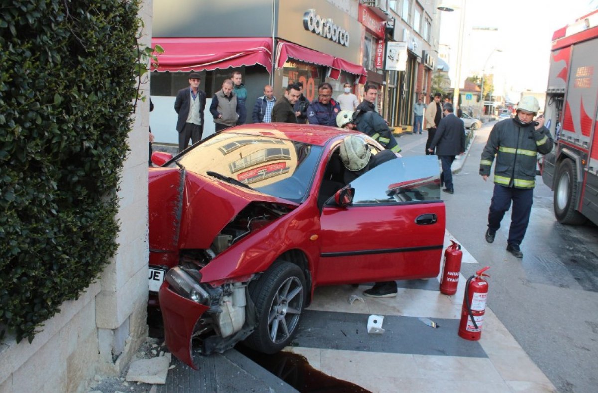 i Valilik duvarına çarpan kadın gözyaşlarına boğuldu
