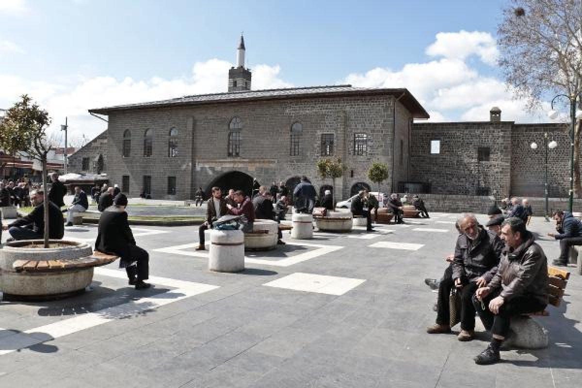 d 65 yaş üstüne sokağa çıkışlarda sınırlama