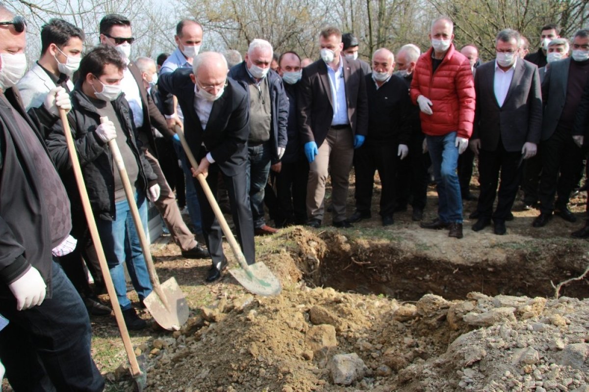 Kemal Kılıçdaroğlu kız kardeşini toprağa verdi
