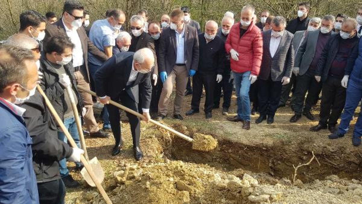 Kemal Kılıçdaroğlu kız kardeşini toprağa verdi