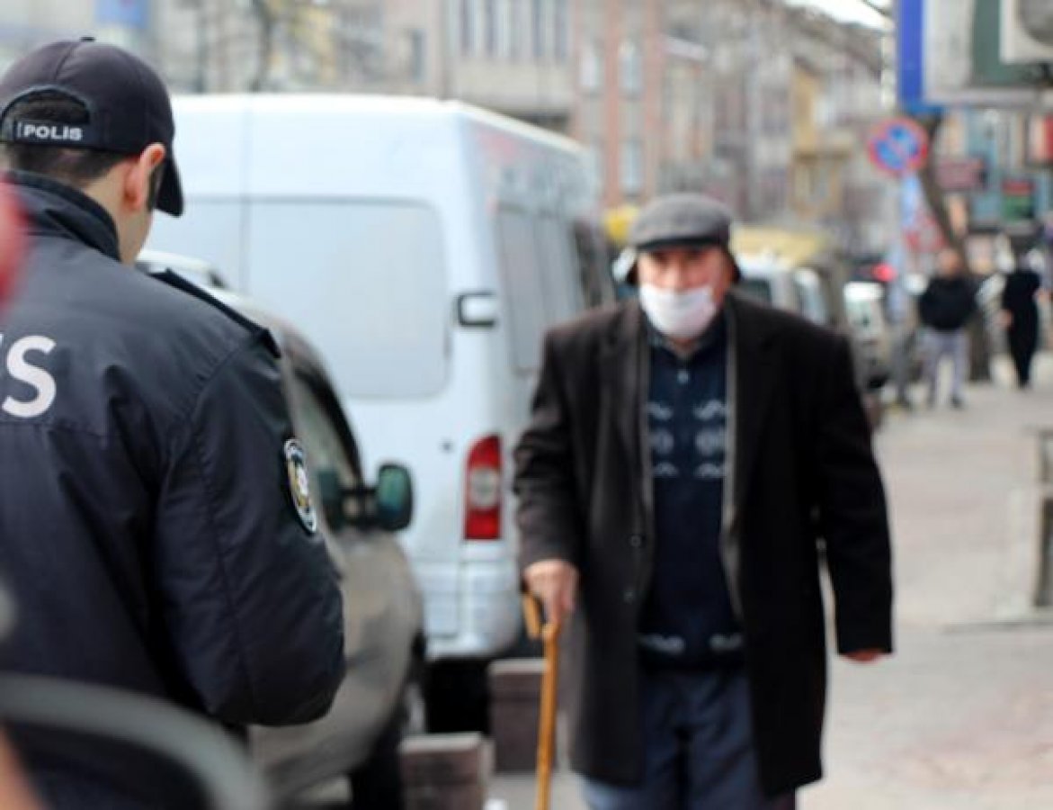 d Yaşlı adamı darbedip emekli maaşını çaldılar