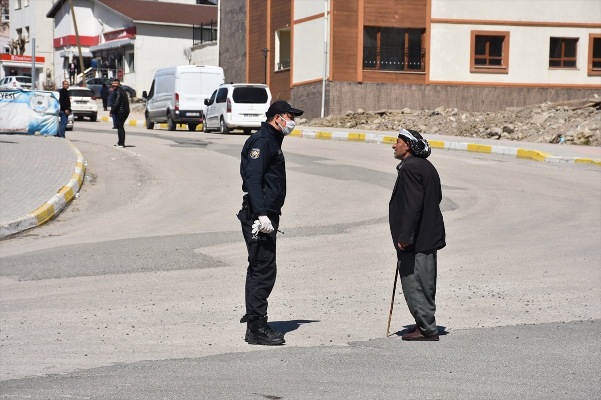 Sokak yasağına uyan yaşlı adama, polis yardımcı oldu