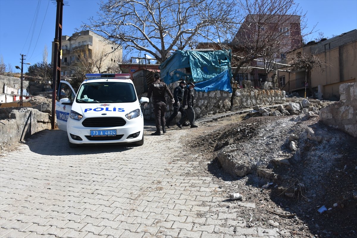 Sokak yasağına uyan yaşlı adama, polis yardımcı oldu