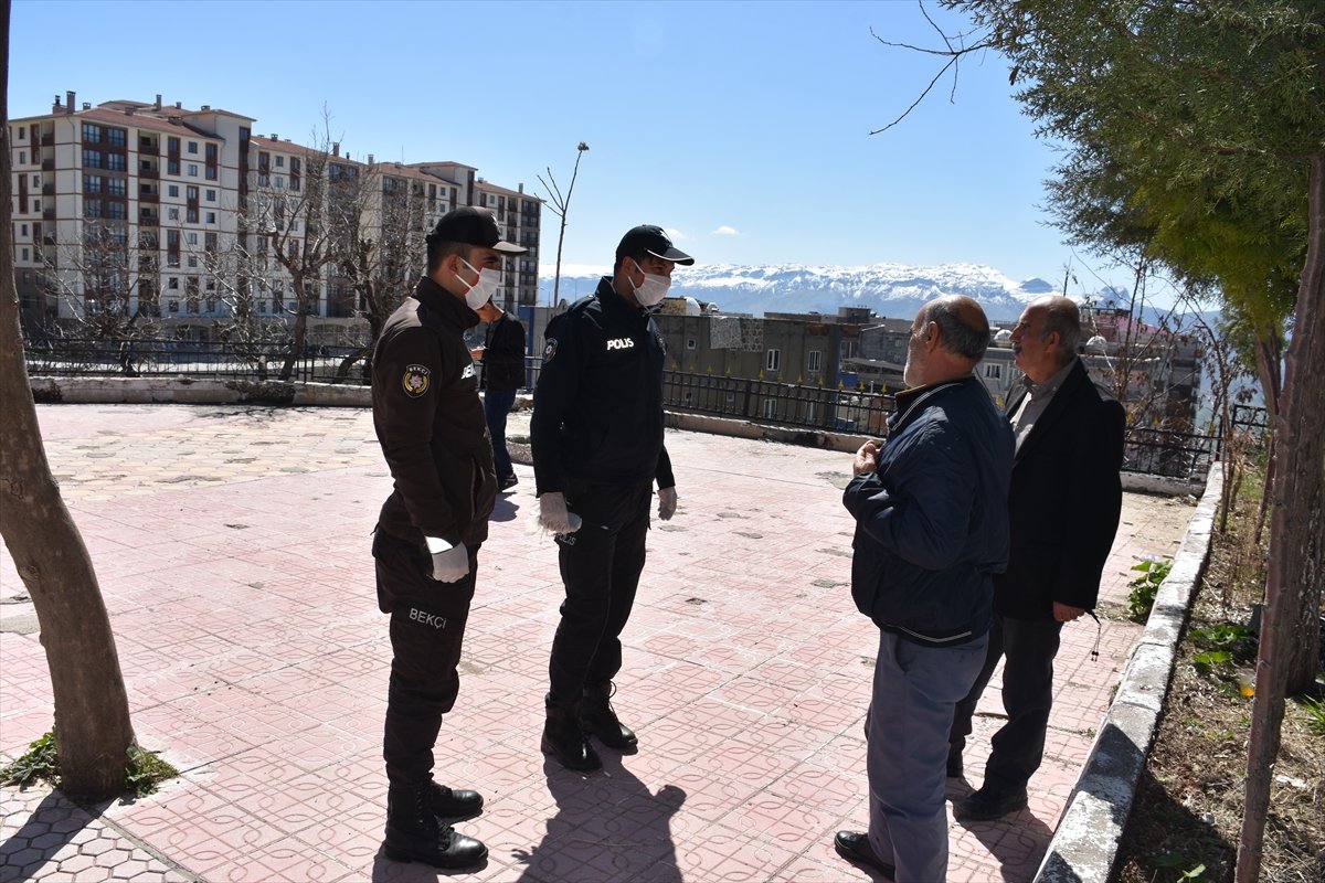 Sokak yasağına uyan yaşlı adama, polis yardımcı oldu