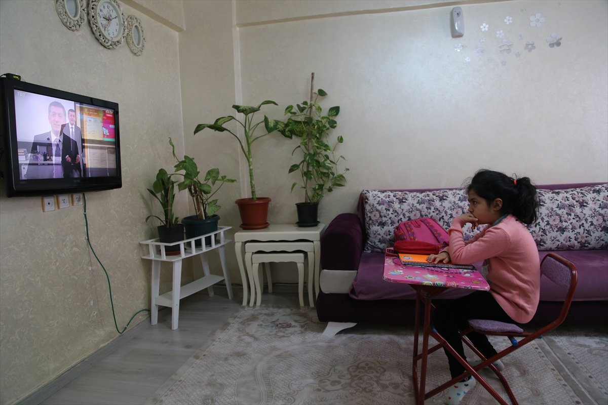 a Uzaktan eğitimde ilk ders Bakan Selçuk'tan