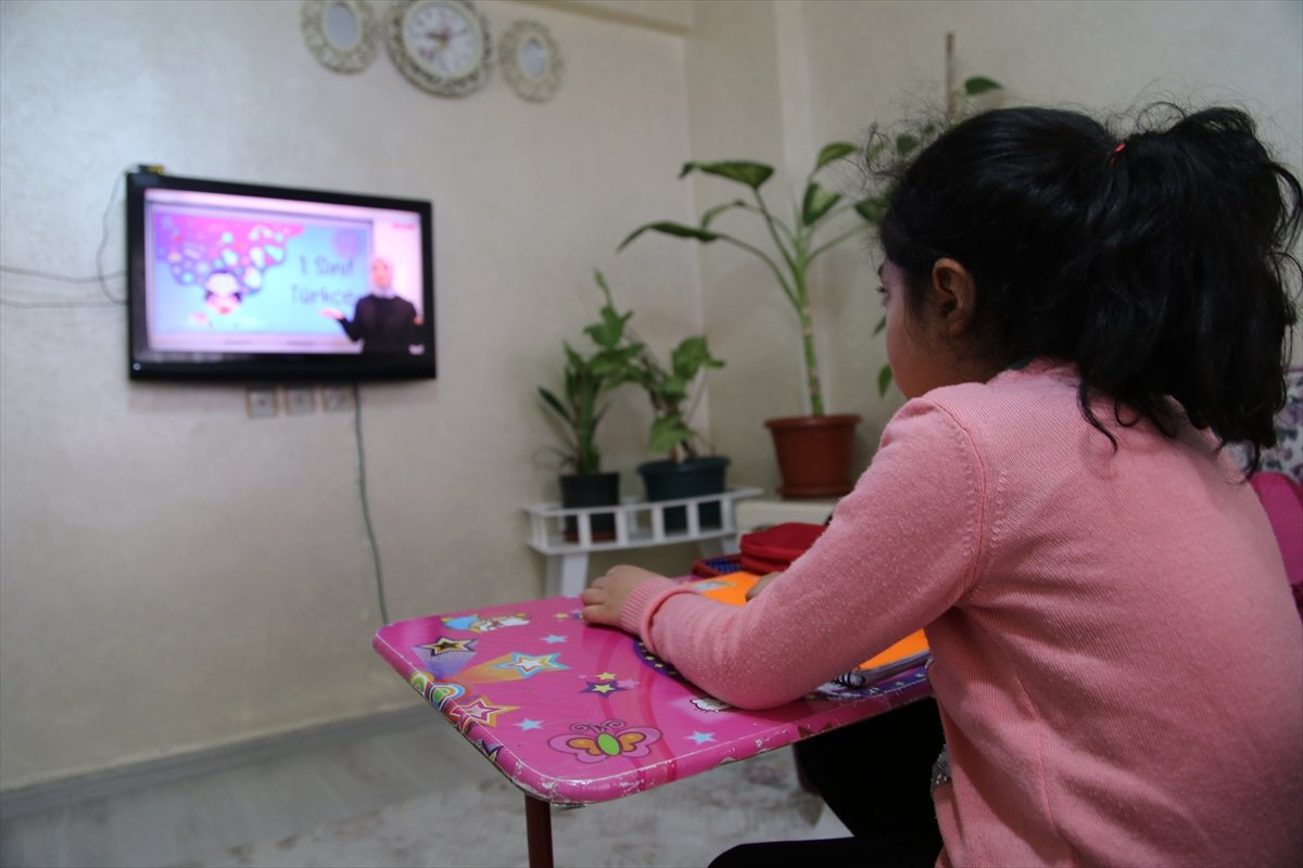 a Uzaktan eğitimde ilk ders Bakan Selçuk'tan