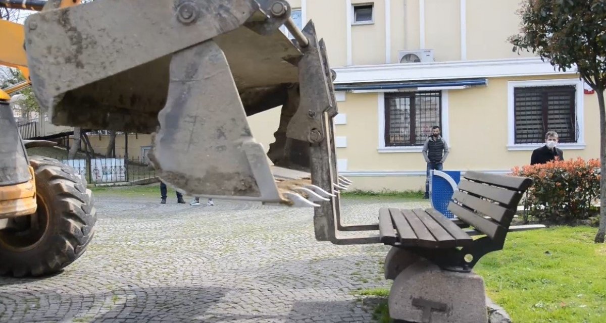 i İstanbul'da zabıta ekibi bankları kepçeyle topladı