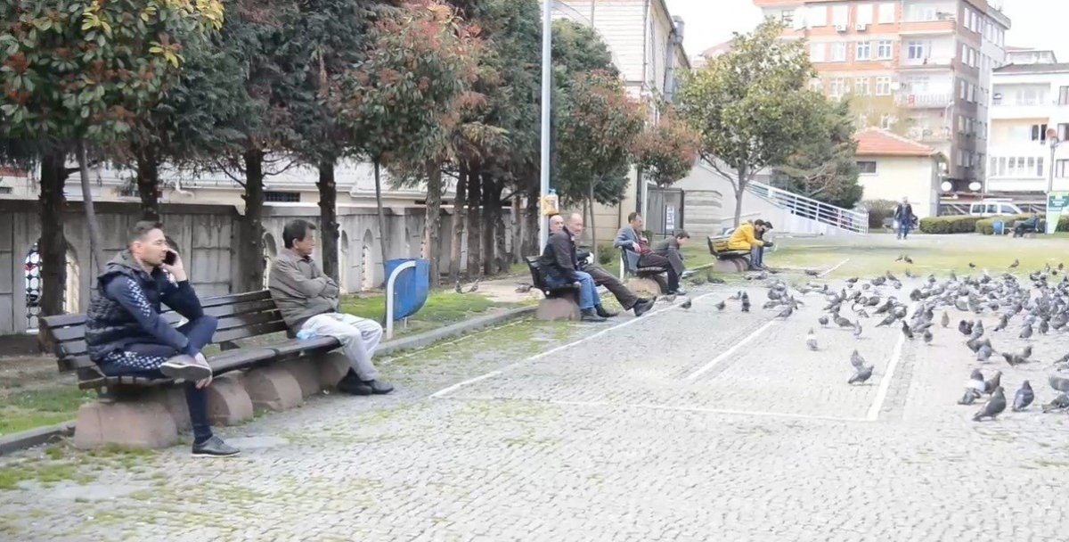 i İstanbul'da zabıta ekibi bankları kepçeyle topladı