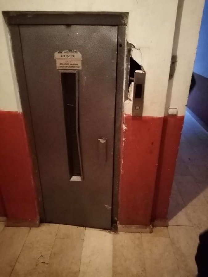 d Artvin'de asansör ile duvar arasında sıkışan kadın öldü