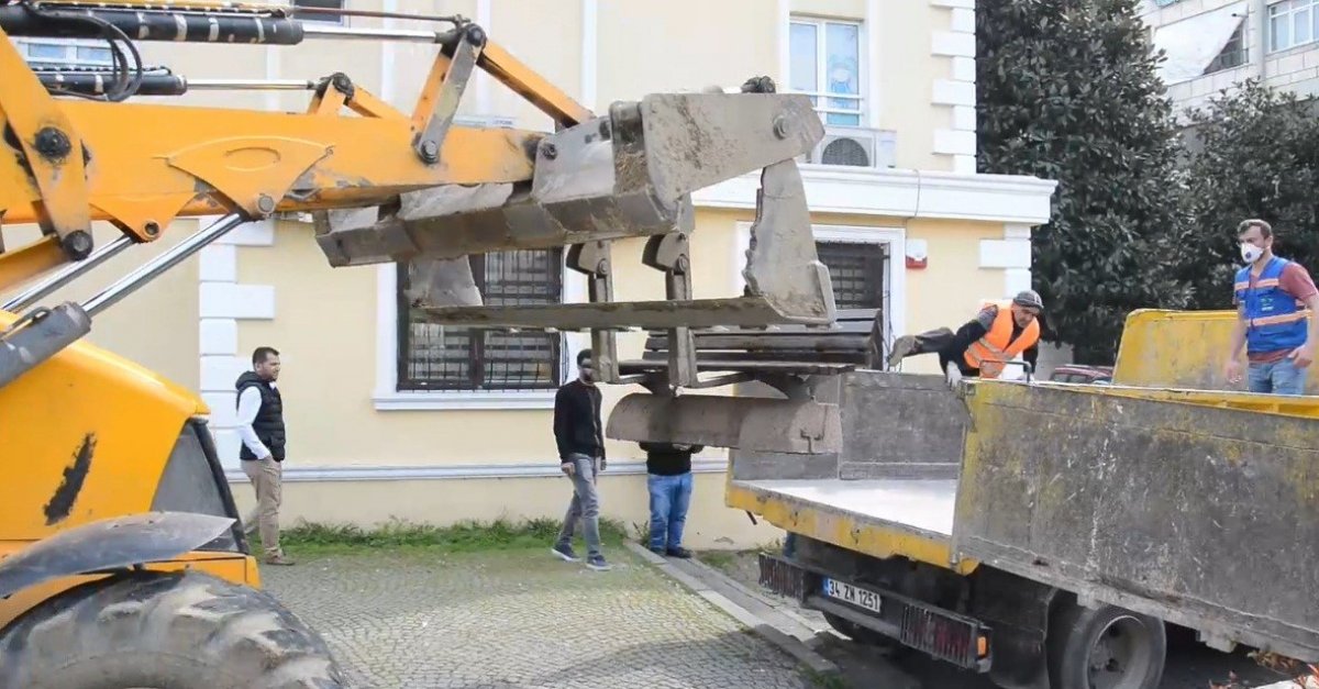 i İstanbul'da zabıta ekibi bankları kepçeyle topladı