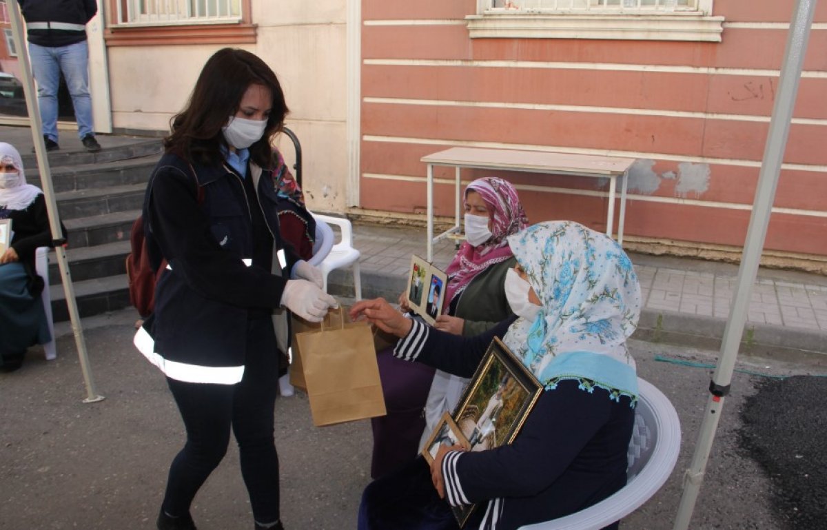 Evlat nöbetindeki aileler sağlık kontrolünden geçti