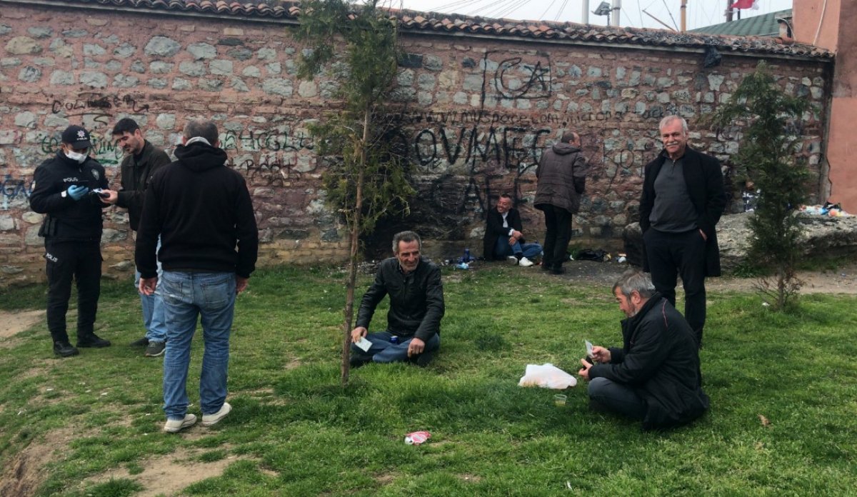 İstanbul’da yasağa uymayan yaşlılar