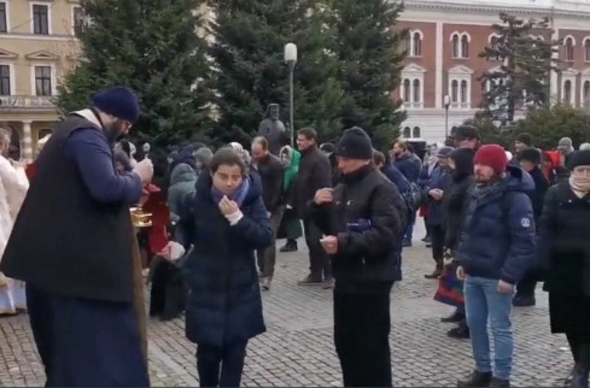 Romanyalılar koronaya karşı aynı kaşıktan kutsal su içti