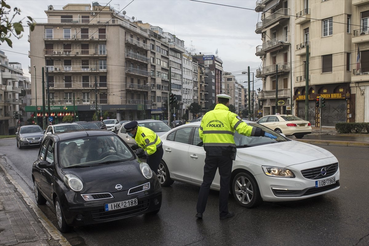 a Yunanistan'da sokağa çıkma yasağı başladı