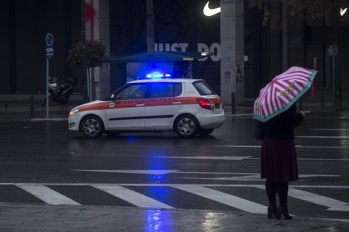a Yunanistan'da sokağa çıkma yasağı başladı