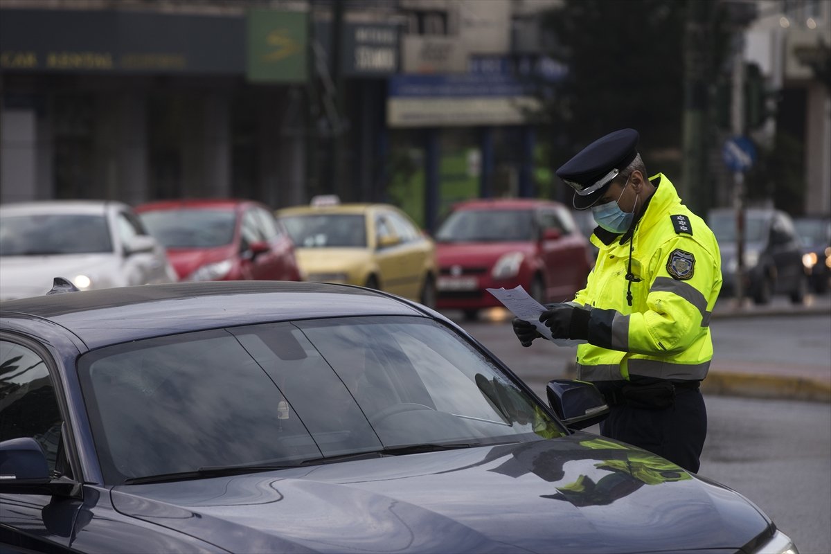 a Yunanistan'da sokağa çıkma yasağı başladı