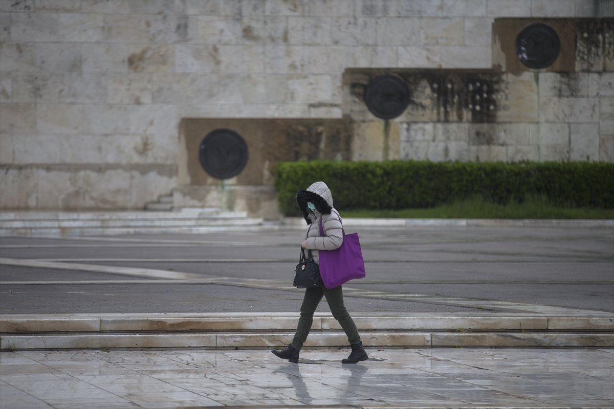 a Yunanistan'da sokağa çıkma yasağı başladı