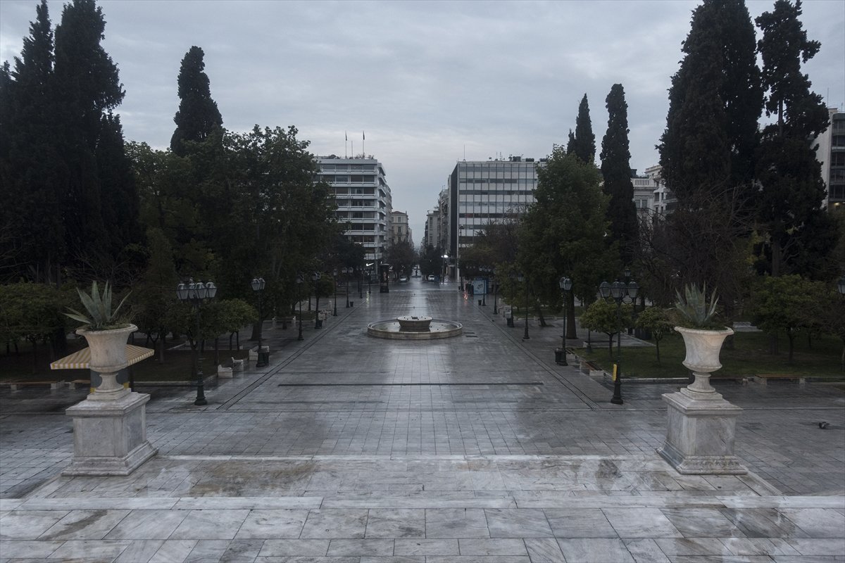 a Yunanistan'da sokağa çıkma yasağı başladı
