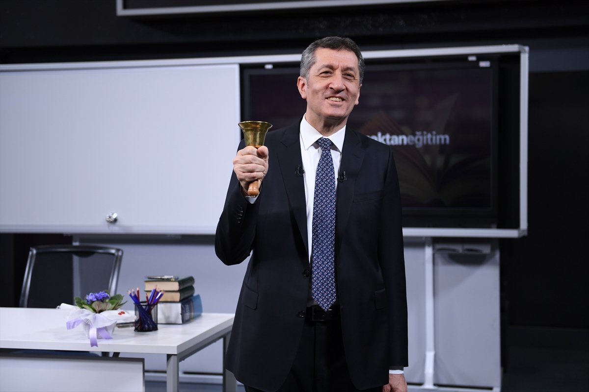 a Uzaktan eğitimde ilk ders Bakan Selçuk'tan